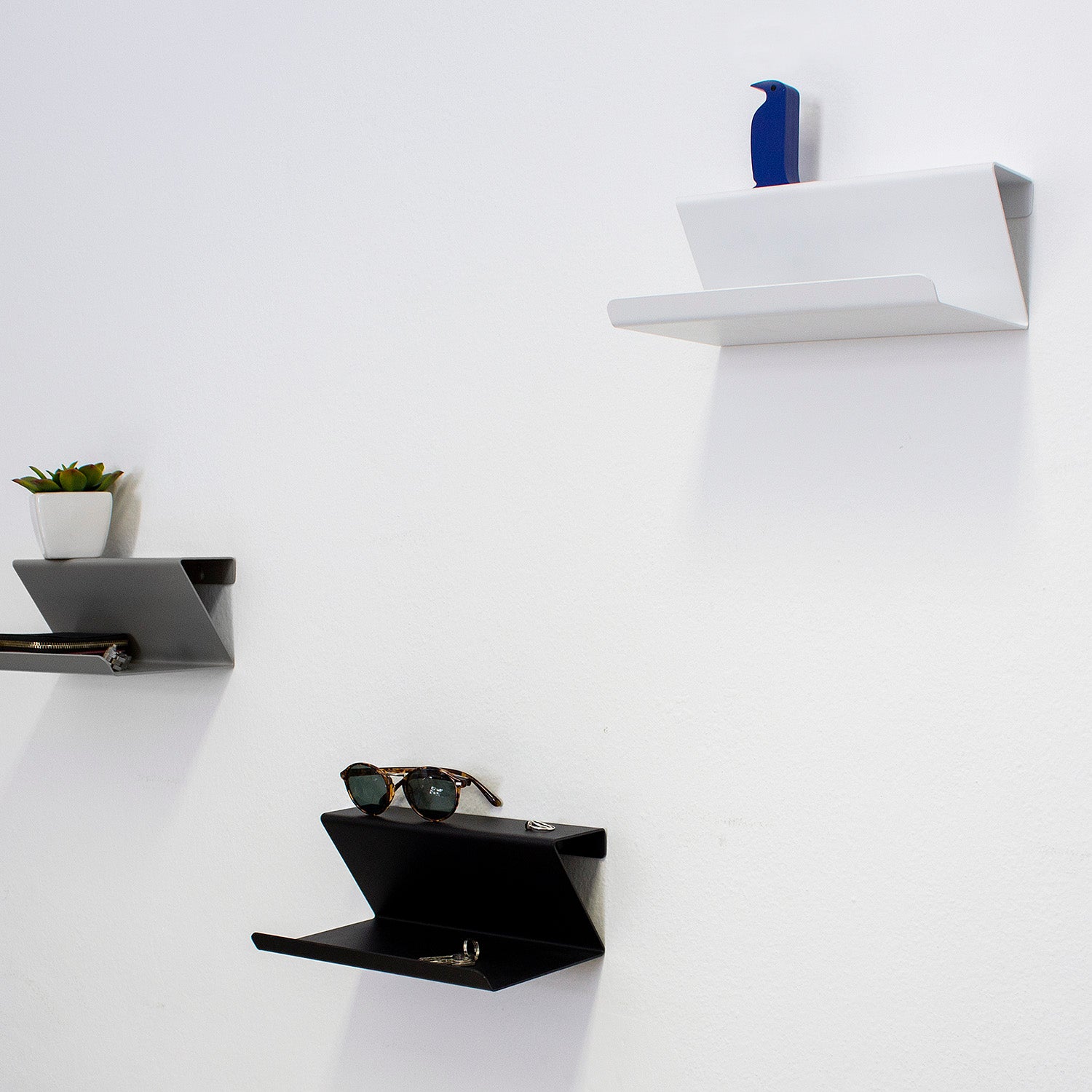 Vinco floating shelf